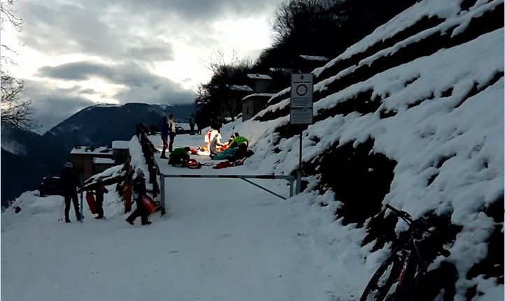 Si schianta con la bici nella neve: mobilitati soccorso alpino sanitari e anche  l’elicottero. 18enne in condizioni serie FOTO