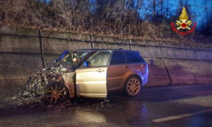 Vigili del Fuoco in azione per un'auto in fiamme FOTO