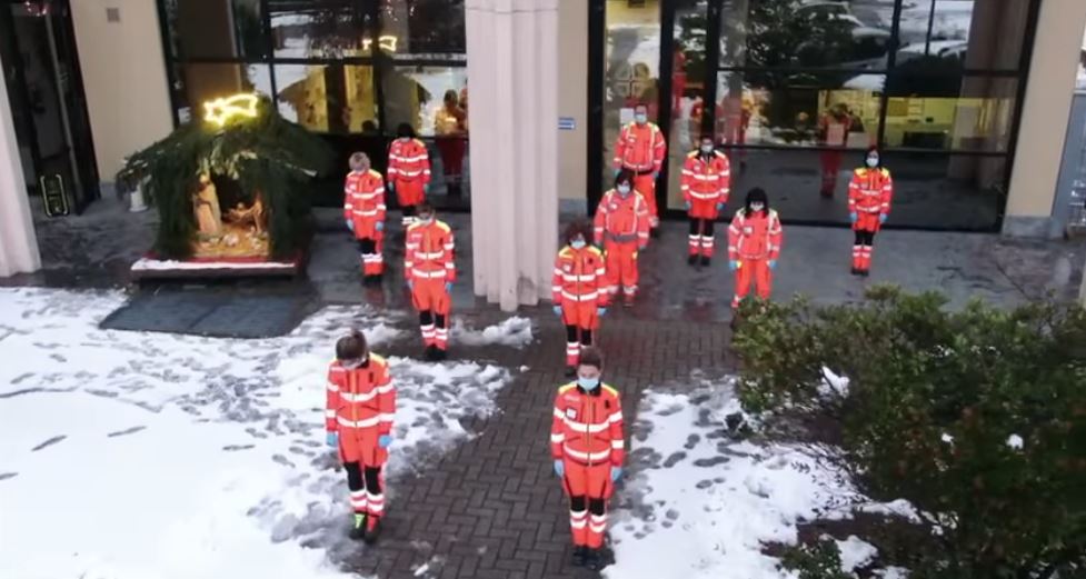 Volontari del Soccorso di Calolziocorte: flash mob per gli auguri di buon anno