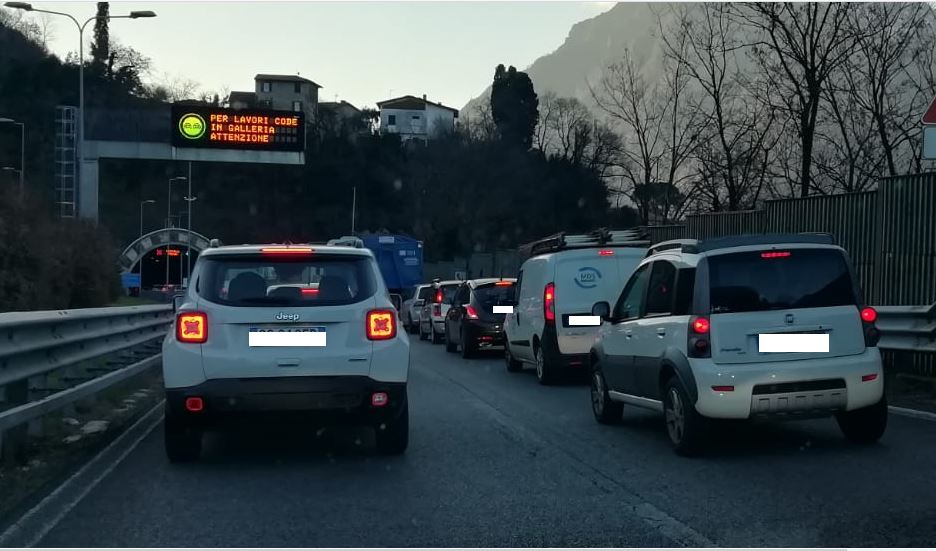 Ennesima mattinata infernale sulla Statale 36: lunghe code verso Lecco