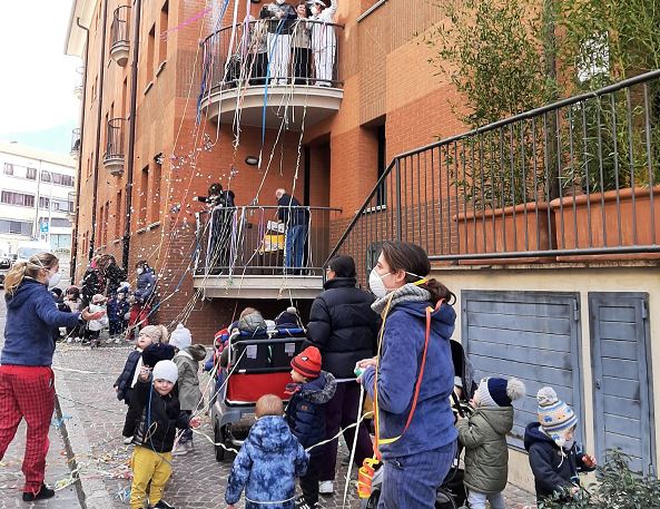 Anziani e bimbi festeggiano il carnevale insieme… a distanza