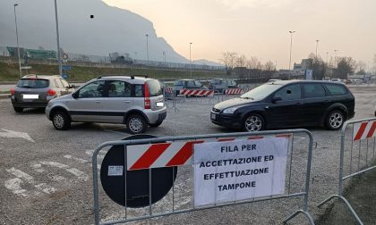 Boom di richieste di tamponi: oltre 40 auto in fila al drive throught al Bione