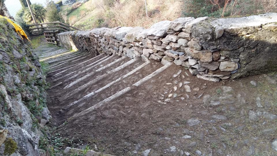 Muro crollato: i volontari si rimboccano le maniche e lo ricostruiscono