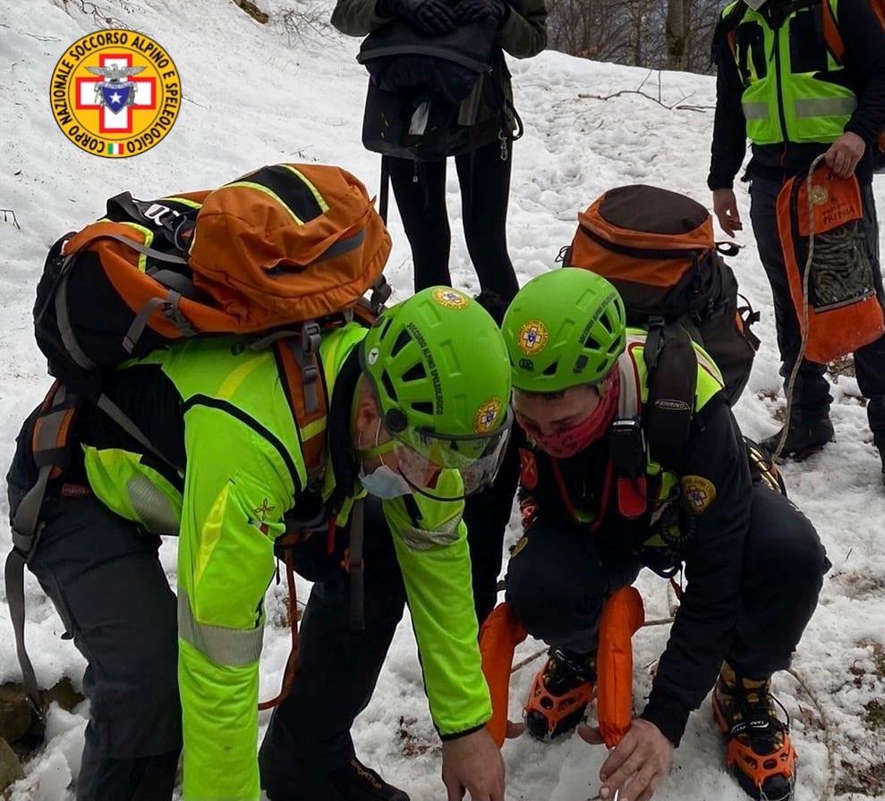 Cade e si ferisce in montagna: intervento di due ore del Soccorso Alpino per recuperare un 30enne milanese