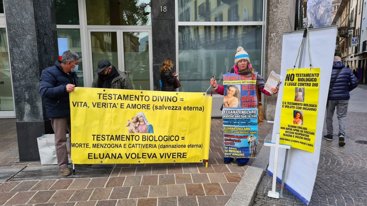Dodici anni fa moriva Eluana:  flash mob in piazza contro il testamento biologico ma anche la vaccinazione anti Covid