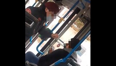 Tarda a obliterare il biglietto: controllore del bus inveisce con frasi razziste contro passeggera immigrata. Il racconto della passeggera insultata