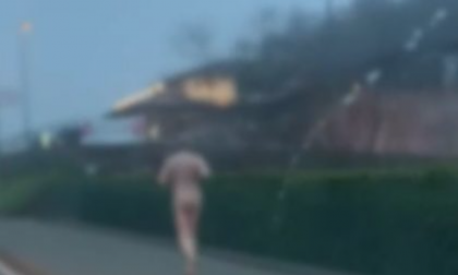 Esce a correre sul lago… ma è nudo VIDEO