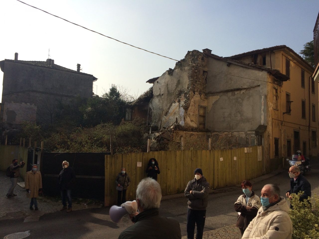 Calolzio, i cittadini protestano per il degrado dell’ex area Gamba VIDEO