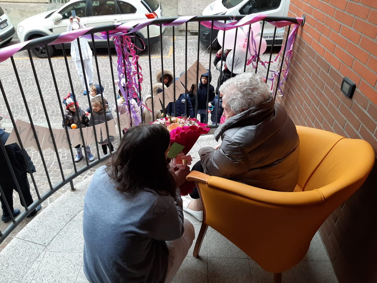Compie 105 anni in casa di riposo e i bimbi dell’asilo vanno sotto il balcone a farle gli auguri