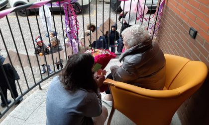Compie 105 anni in casa di riposo e i bimbi dell'asilo vanno sotto il balcone a farle gli auguri