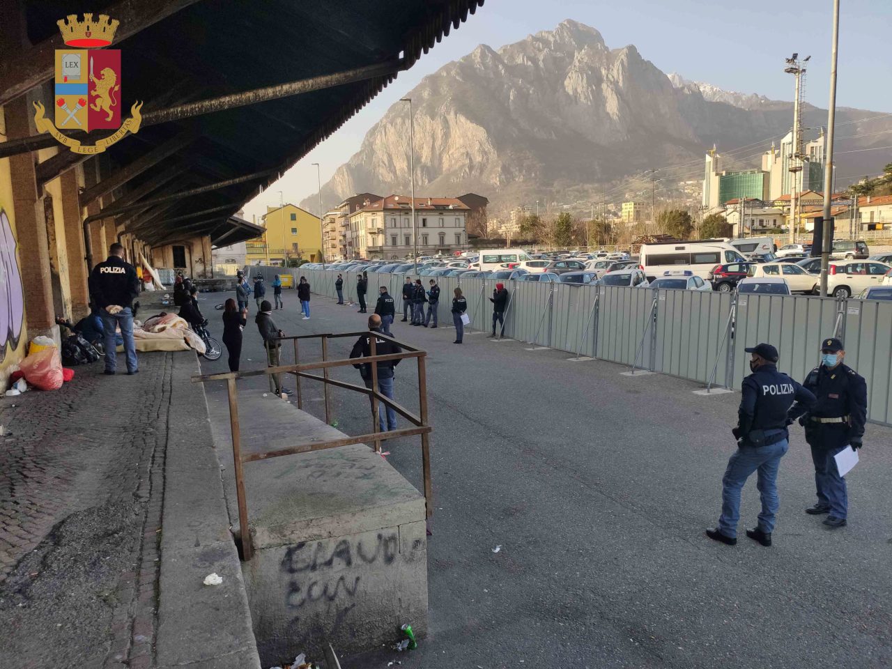 Intervento delle Forze dell’Ordine per sgomberare la Piccola: identificate 20 persone, due irregolari e sequestrata droga
