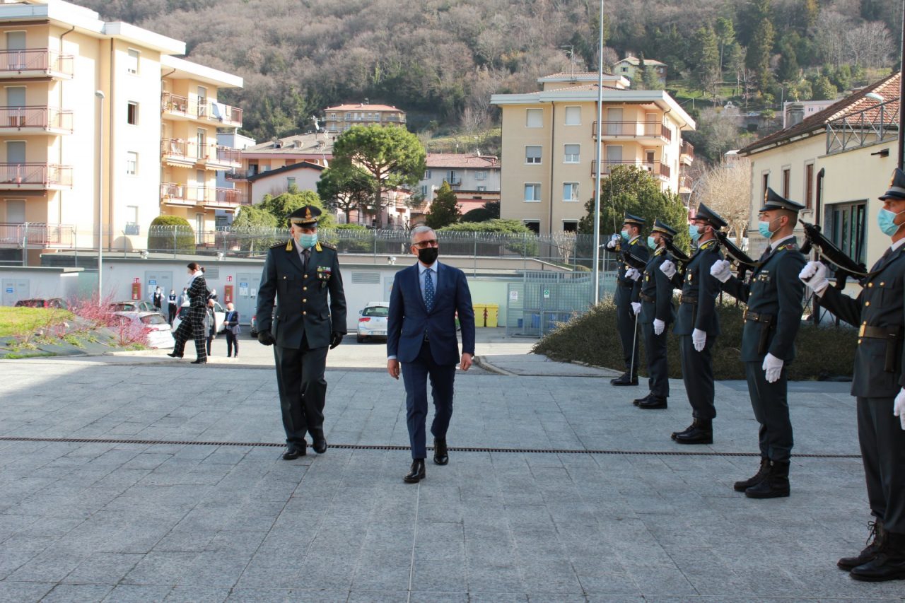 Il dottor De Rosa nella sede delle Fiamme Gialle lecchesi