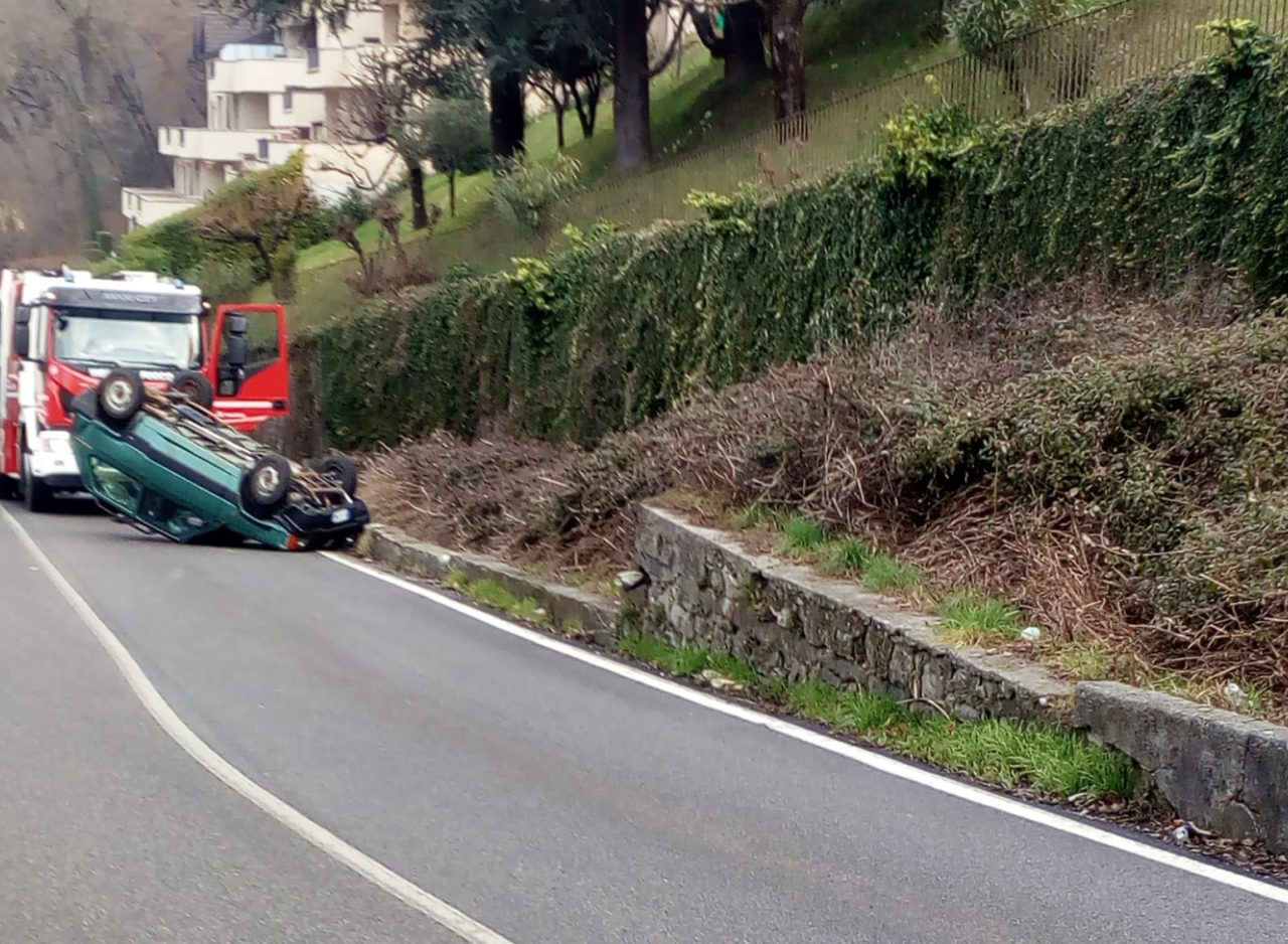 Calolzio, paura per una 61enne ribaltata con l’auto