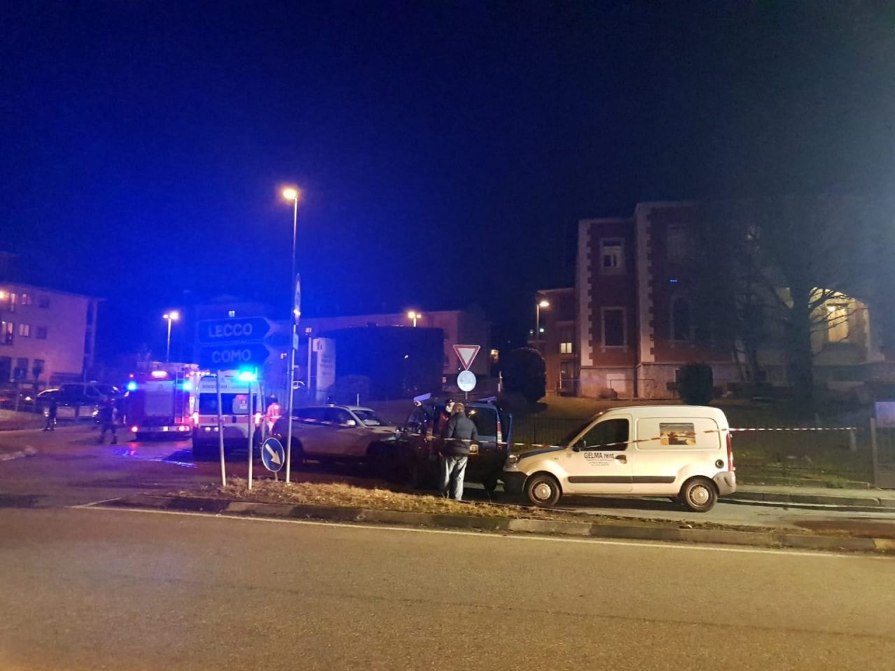 Incidente sulla Provinciale: auto imbocca la rotonda in senso contrario