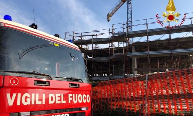 Tredicenne cade da un  ponteggio di un cantiere nel Comasco: è gravissima