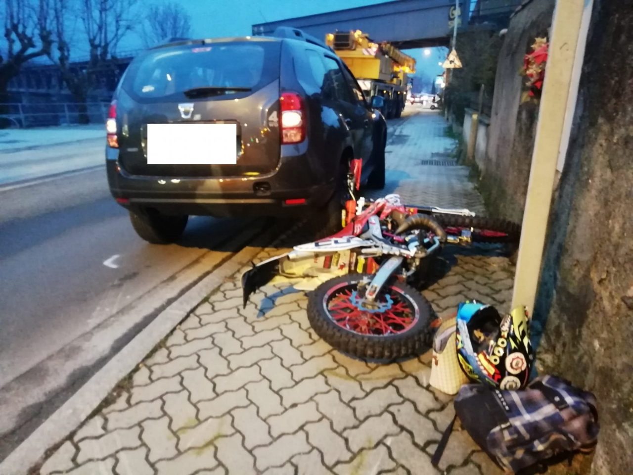 Schianto auto moto: ferito un 18enne