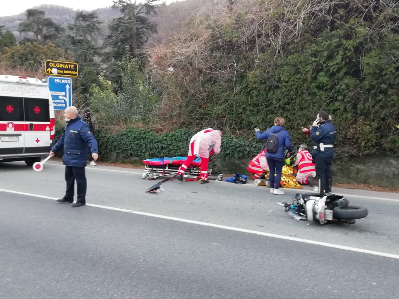 Si schianta con il motorino contro un furgone: ferito un ragazzino di 17 anni