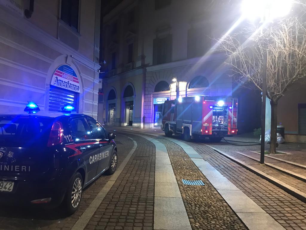 Allarme per fumo dalla banca: intervento di Vigili del Fuoco e Carabinieri. Trovato un bidone di braci incandescenti