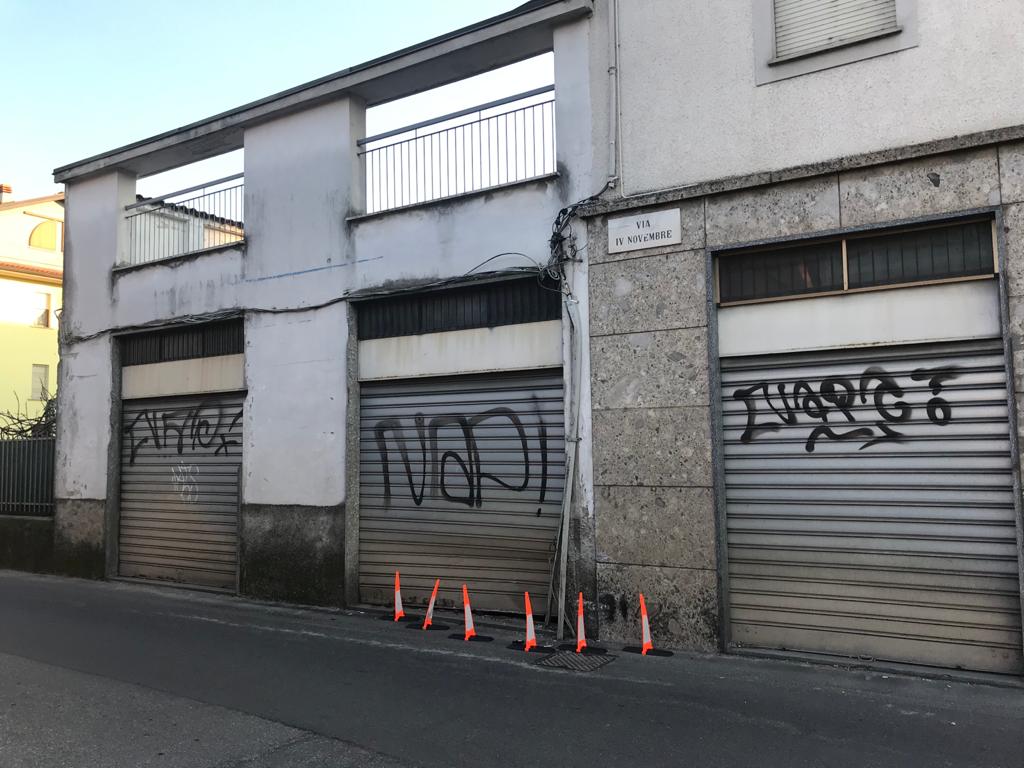 Si schianta contro una vetrina e prende a botte un agente di Polizia, arrestato