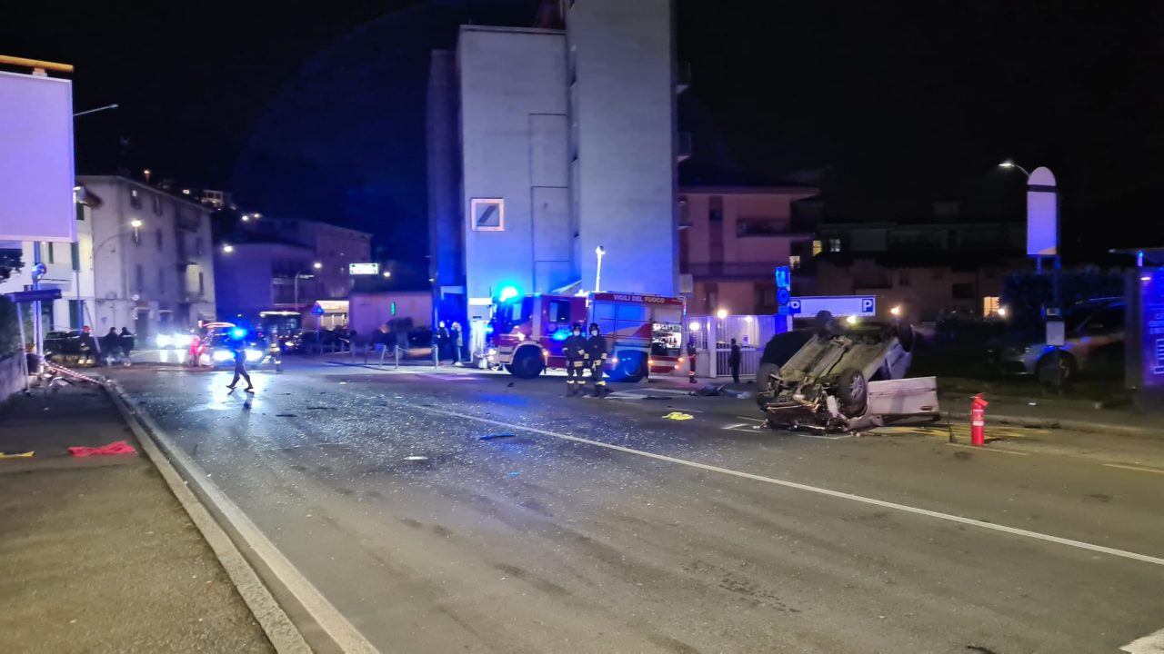 Auto ribaltata a Maggianico, 22enne in condizioni serie. Le impressionanti immagini dell’incidente