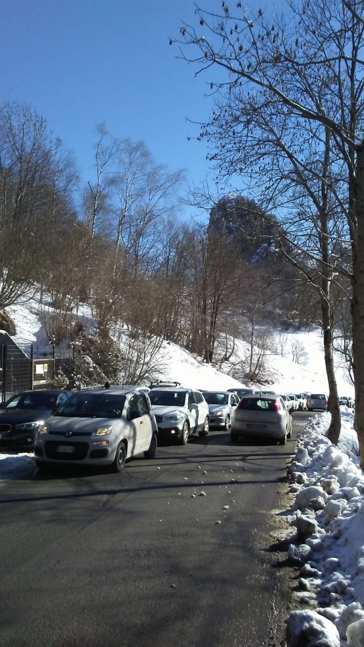 Domenica, sole e… traffico! Lunghe code verso i Resinelli VIDEO