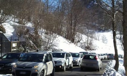 Domenica, sole e... traffico! Lunghe code verso i Resinelli VIDEO