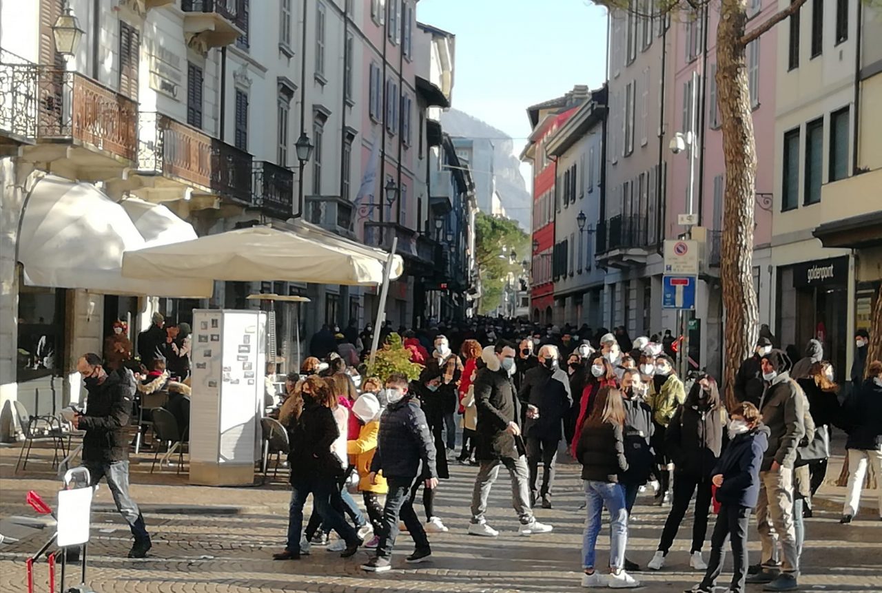 Centro Lecco preso d’assalto dai lecchesi FOTO