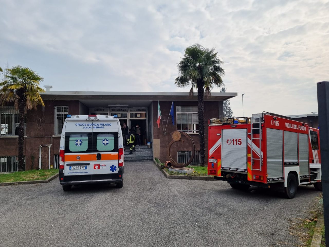 Paura a scuola: esplode un cellulare in tasca a una studentessa. Intervento di sanitari e Vigili del Fuoco