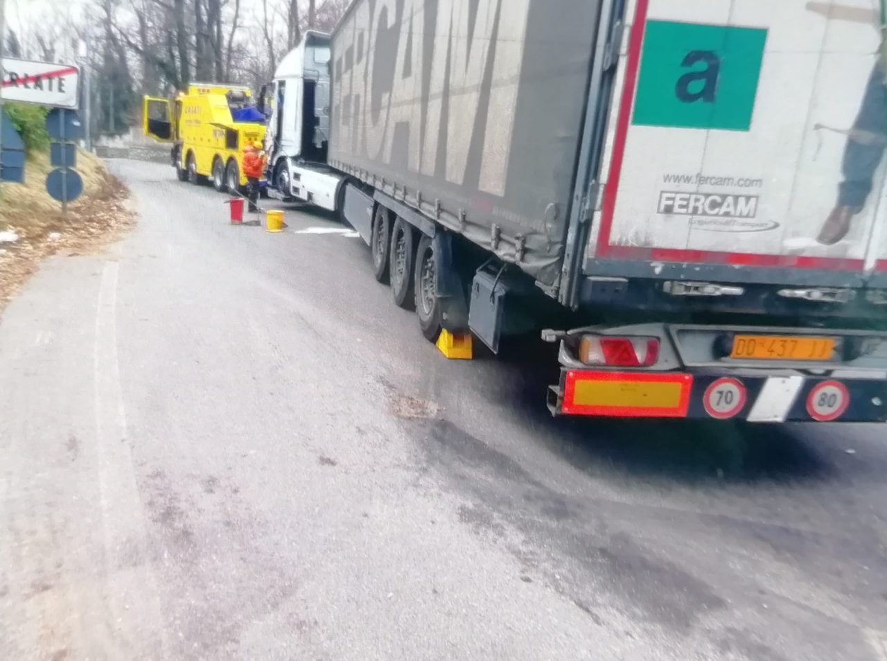 Camion incastrato sulla strada tra Garlate e Galbiate