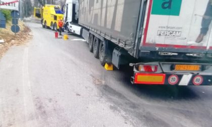 Camion incastrato sulla strada tra Garlate e Galbiate