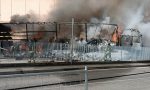 Incendio nel cortile di una ditta: le impressionanti immagini del camion divorato dalle fiamme