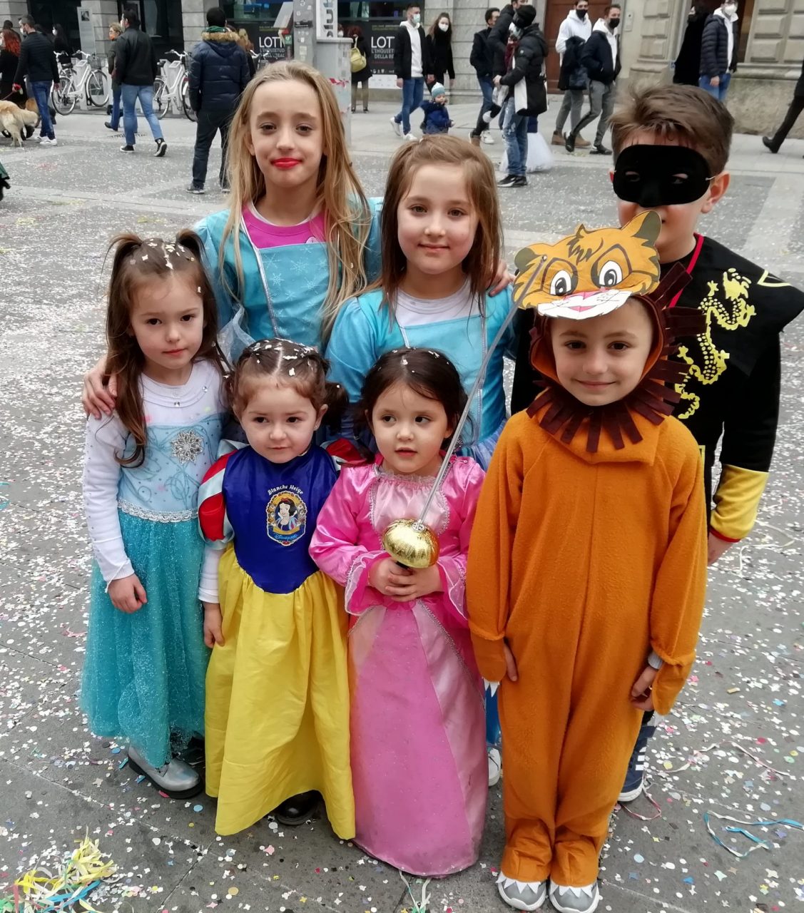 Carnevale… in mascherina! Ecco i trucchi più belli che si sono visti in centro Lecco