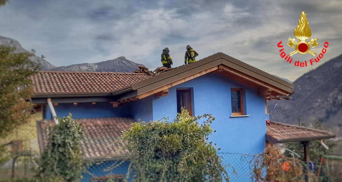 Ancora un tetto a fuoco, l’appello dei pompieri: “Pulite le canne fumarie”