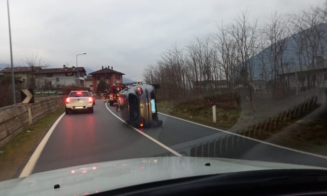 Auto ribaltata in Statale 36 in Alto Lago