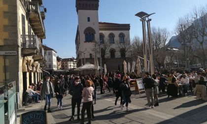 Traffico, bar pieni, file in gelateria... l'ultimo giorno "giallo" dei lecchesi FOTO