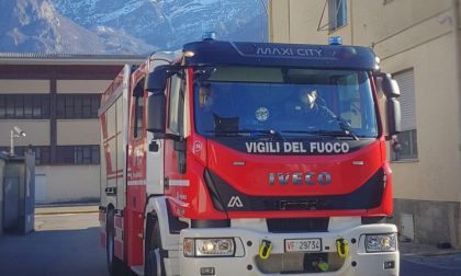 Tetto in fiamme, lungo intervento dei Vigili del Fuoco