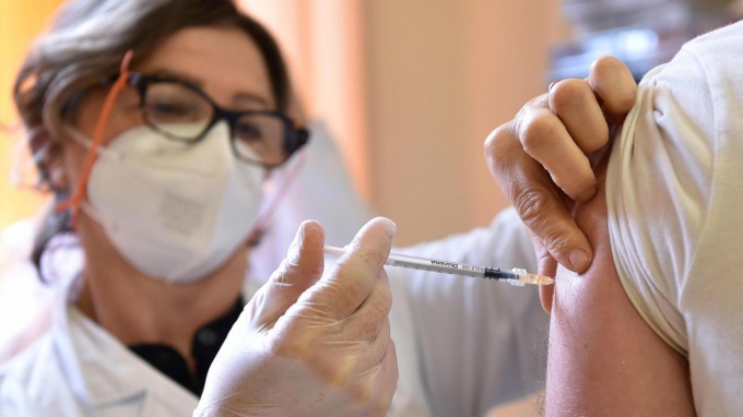 Covid: a Lecco vax day per la quarta dose a insegnanti e forze dell’ordine