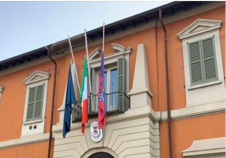 Giornata vittime Covid, bandiere a mezz’asta e cerimonie in tutto il territorio. Monsignor Delpinini nel Lecchese