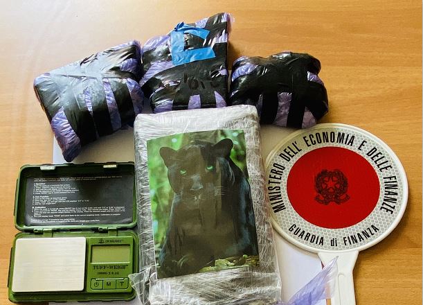 Maxi blitz della Finanza: 10 arrestati e 4 chili  coca e hashish sequestrati. Ultrasettantenni usati come corrieri della droga