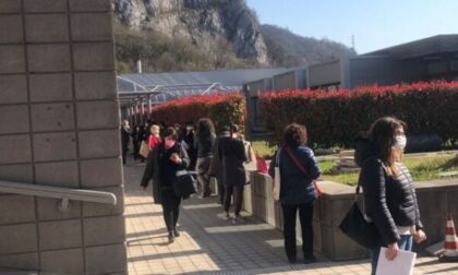 Caos vaccini in provincia di Lecco: "Approssimazione, disorganizzazione, noncuranza. Intervenga Figliuolo"