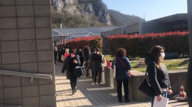 Caos vaccini in provincia di Lecco: “Approssimazione, disorganizzazione, noncuranza. Intervenga Figliuolo”