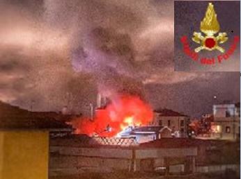 Casa a fuoco nella notte a Lecco: ustionato gravemente un uomo trasportato al Niguarda di Milano