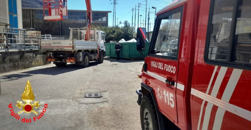 Gravissimo incidente sul lavoro: operaio schiacciato tra un camion e il muro.