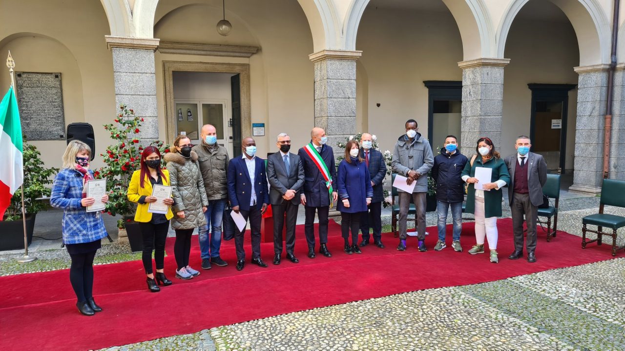 Otto nuovi cittadini italiani giurano fedeltà alla Costituzione