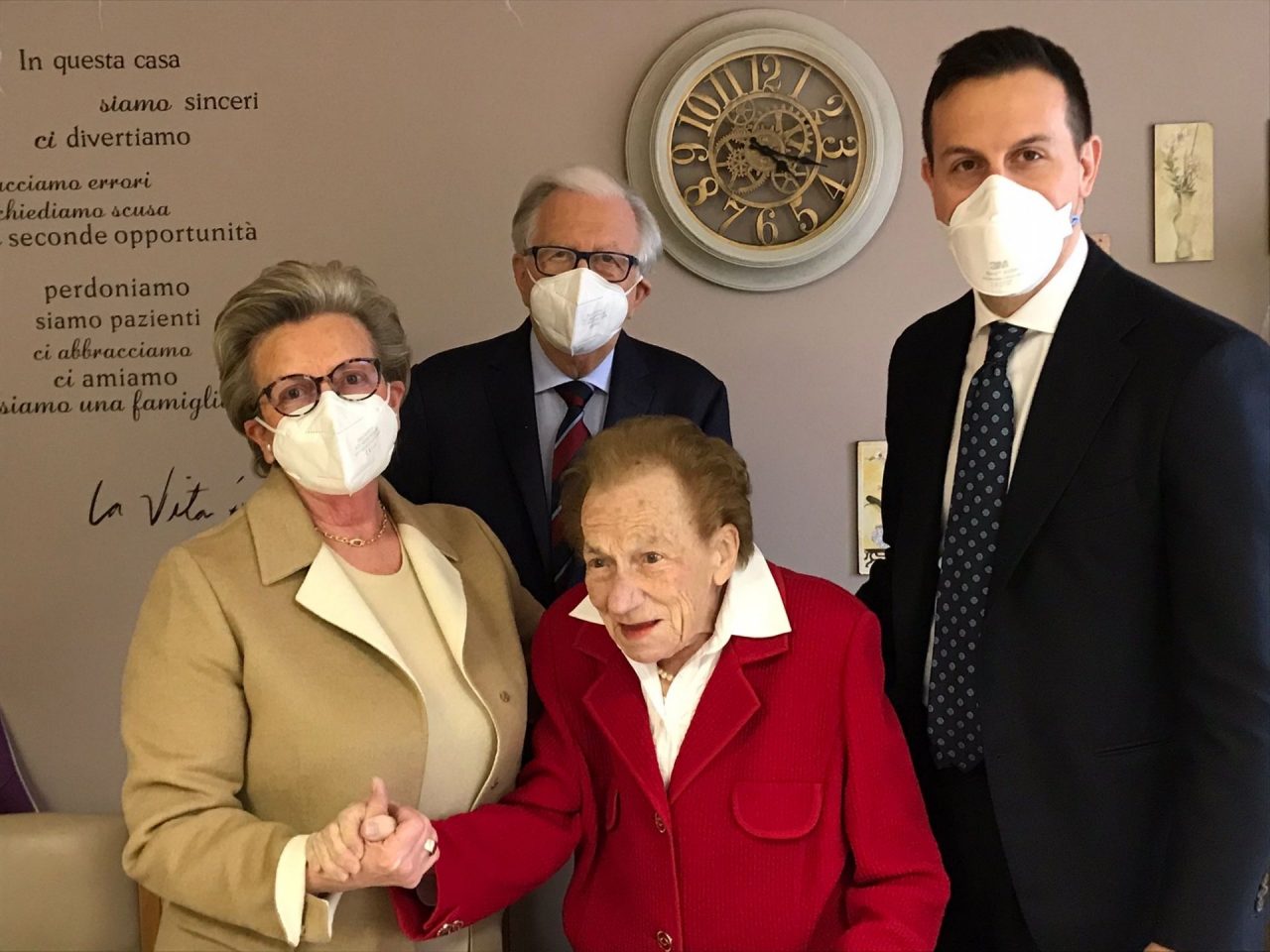 Cento auguri alla signora Angela Invernizzi in Riva