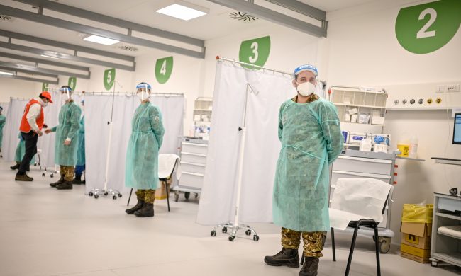 Vaccini fascia 50-59 anni: in Lombardia prenotazioni dal 10 maggio. Allungati i tempi del richiamo Pfizer e Moderna
