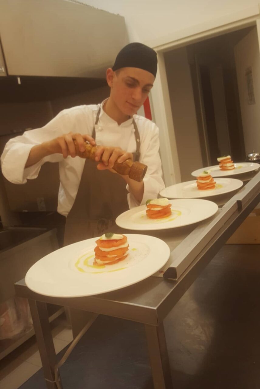 Giovane cuoco perde il lavoro e diventa chef a domicilio