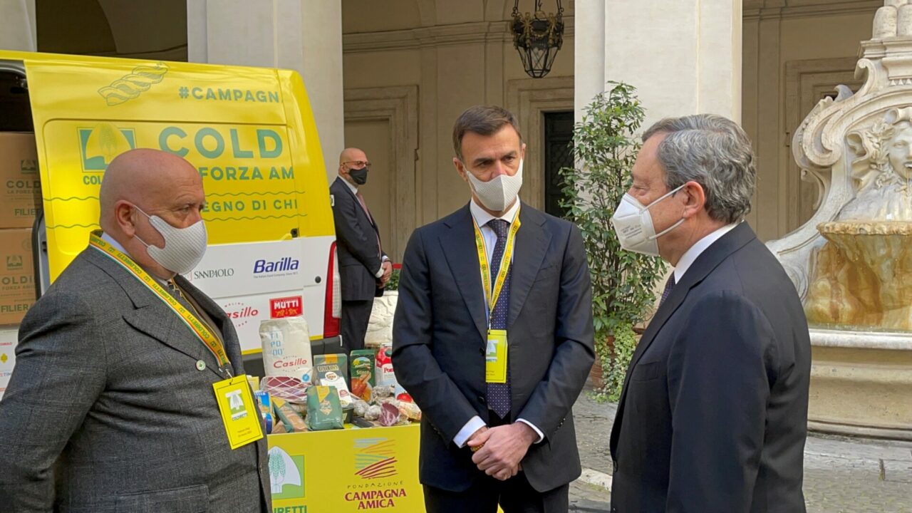 Pasqua, solidarietà in tavola per i più bisognosi con i pacchi cibo