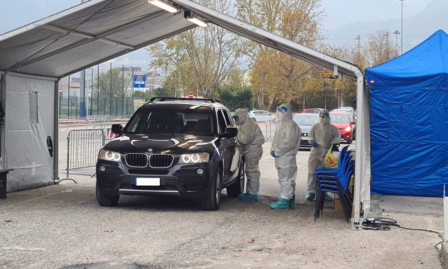 Novità al drive throught al Bione: tamponi per ragazzi e personale scolastico fino alle 11 e si può prenotare il posto