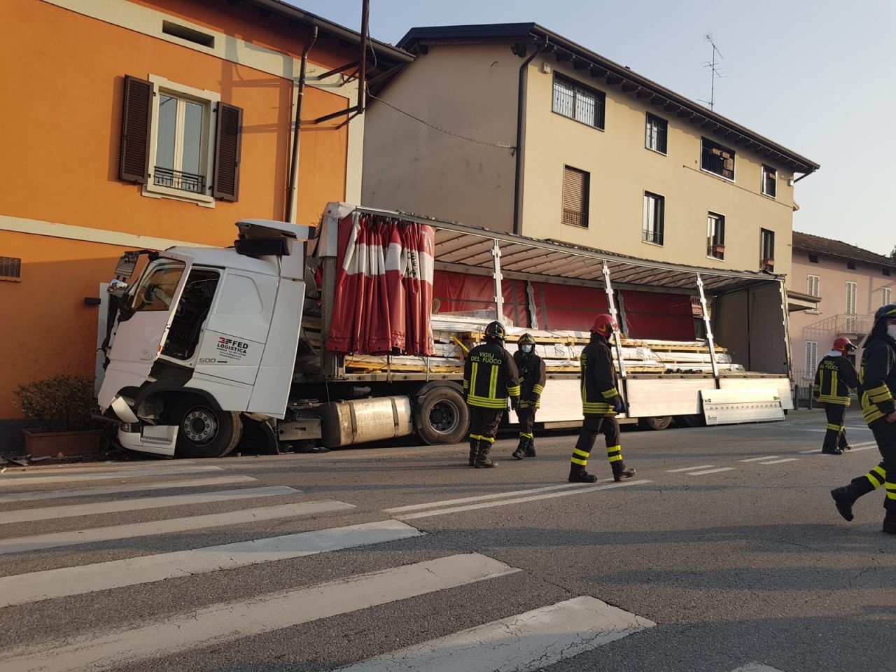 Paura lungo la Provinciale: camion esce di strada e si schianta contro una casa
